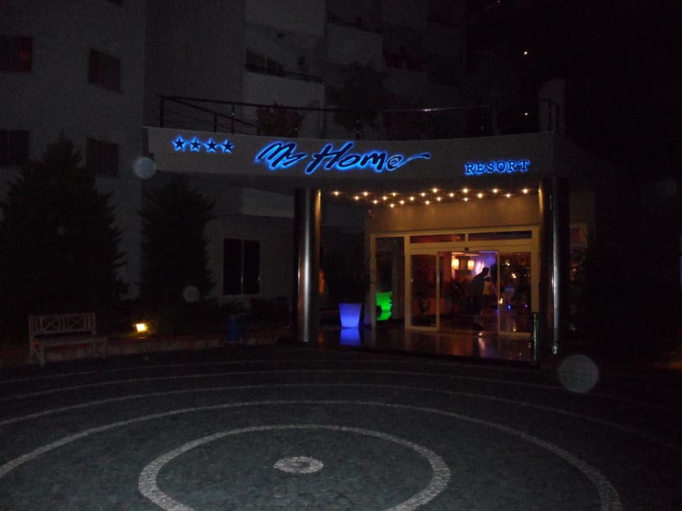 Eingang nachts My Home Resort