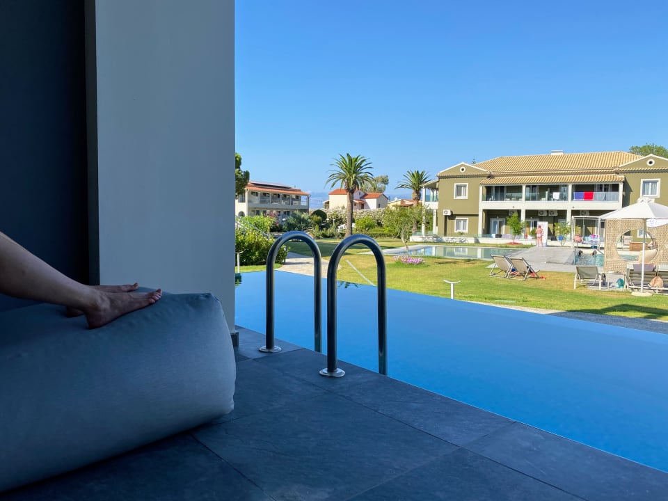 Zimmer Acharavi Beach Hotel