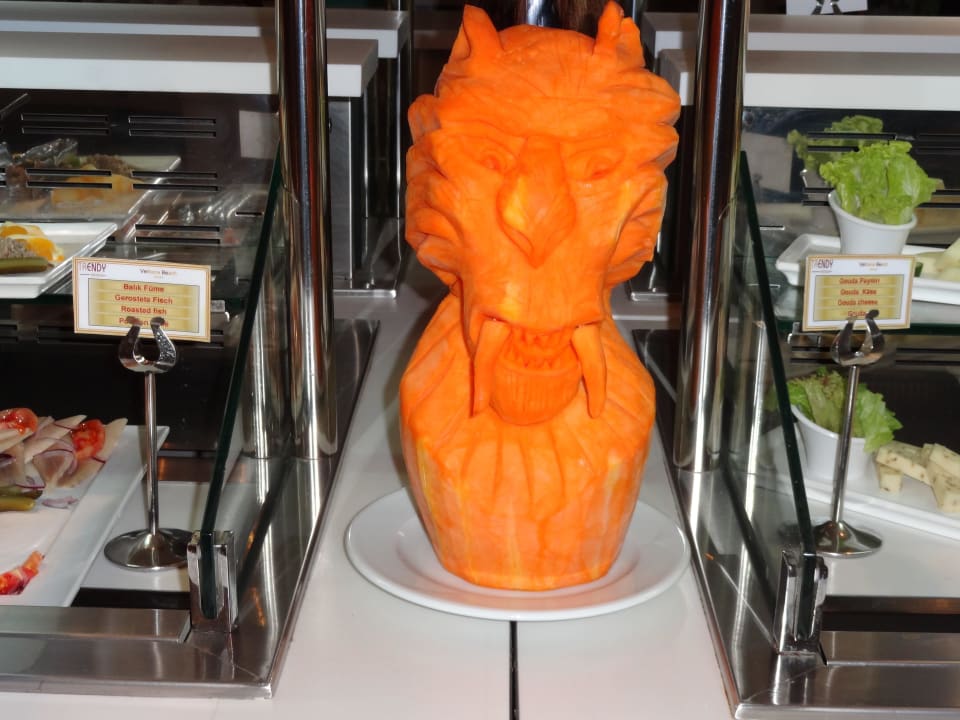 Schnitzereien am Büffet Sentido Trendy Verbena Beach