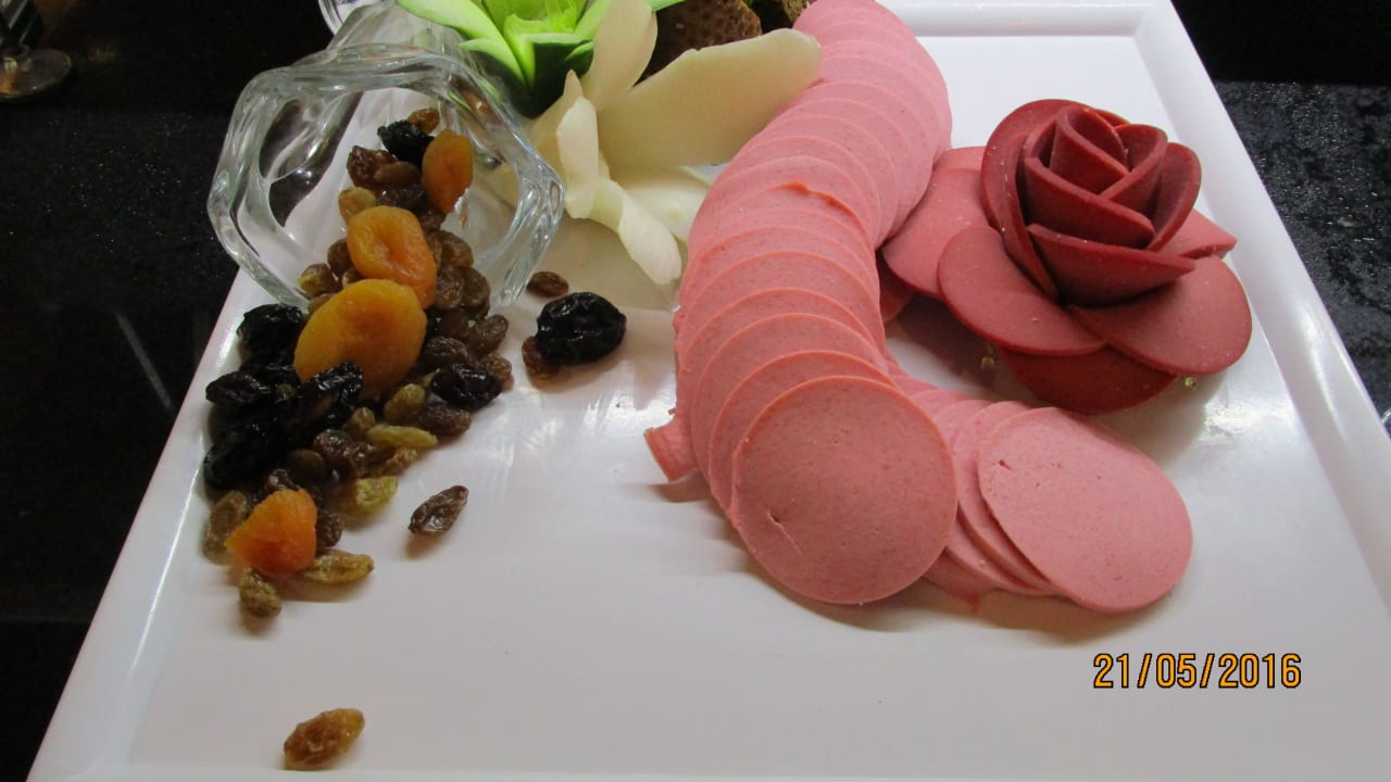 Rosenmotiv aus Wurstscheiben Can Garden Resort