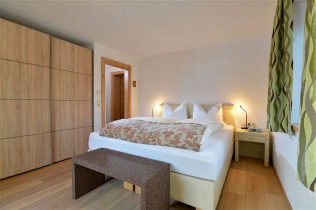 Ferienwohnung Dorfblick Schlafzimmer Apart Tirol Ferienwohnungen