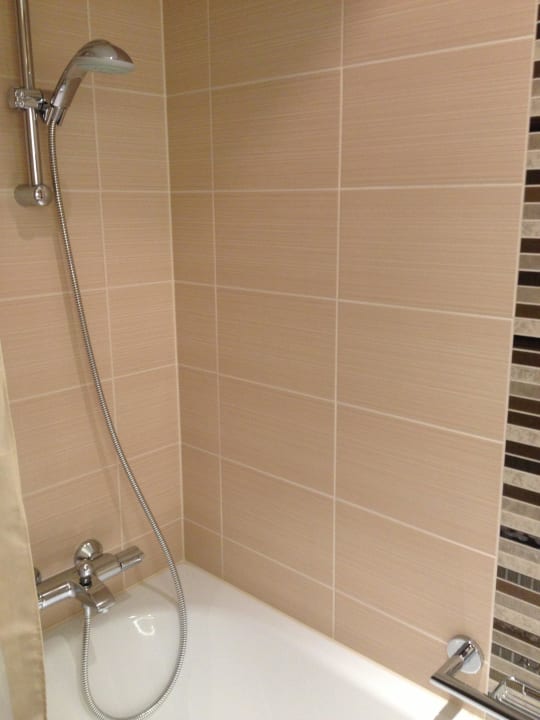 Badewanne mit Duschmöglichkeit Hilton Frankfurt Airport
