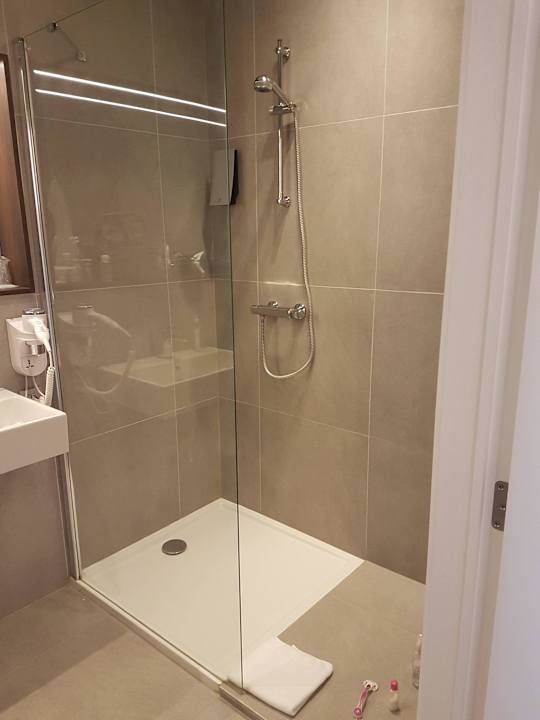 Großzügige Dusche Hotel Elisabeth