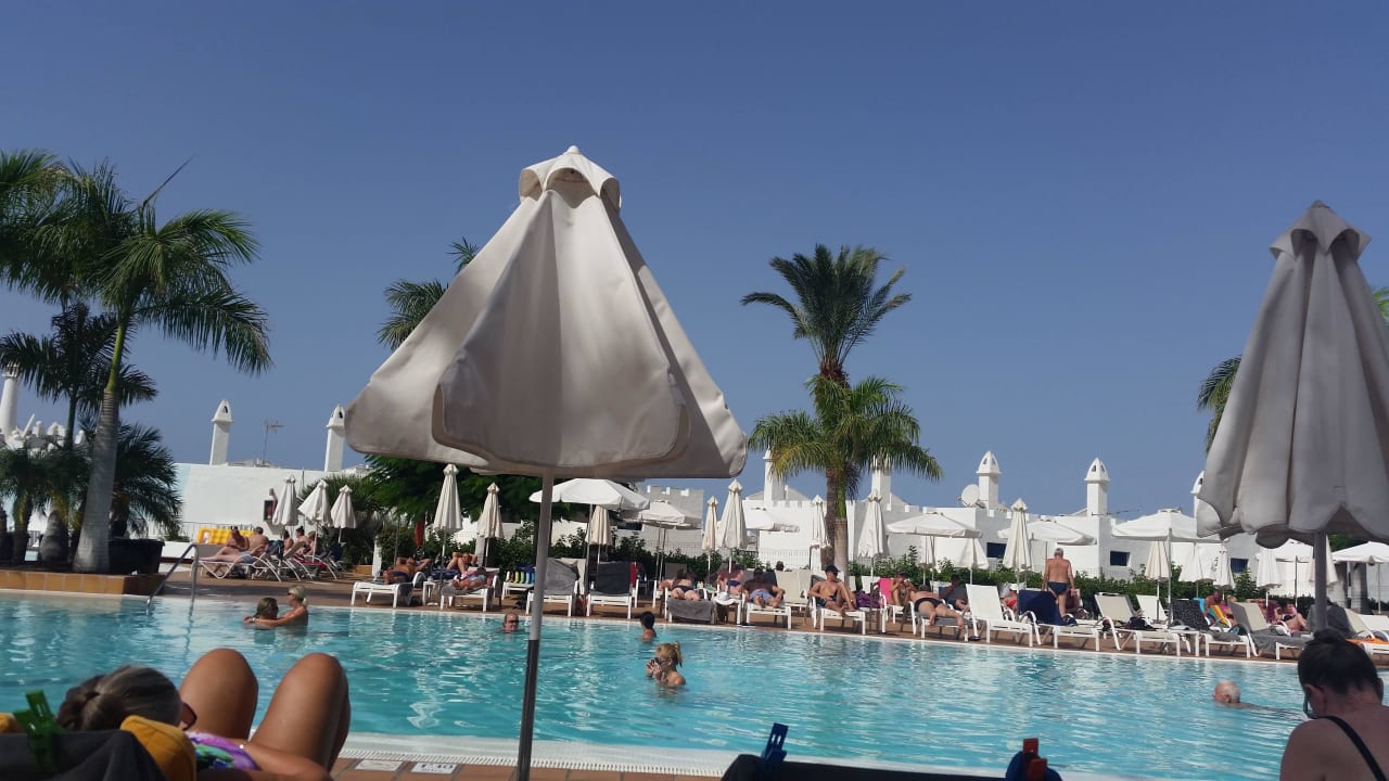 Poll von den Liegen aus gesehen Sunprime Atlantic View