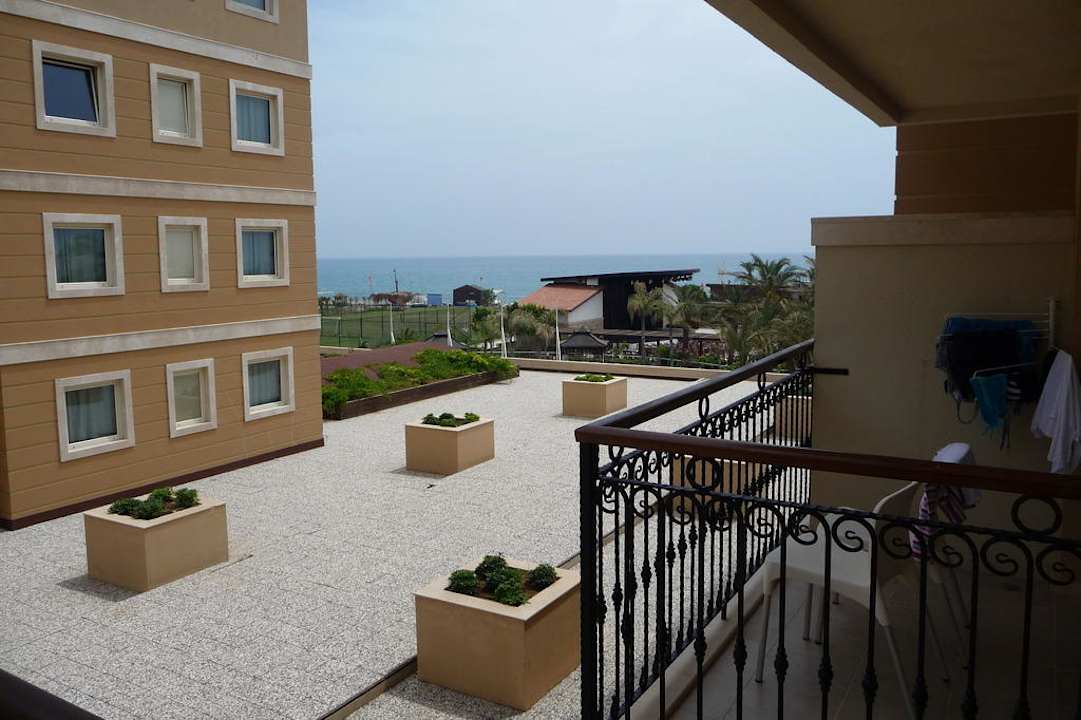 Innenhof mit Blick nach rechts aus unserem Zimmer! Crystal Family Comfort Collection