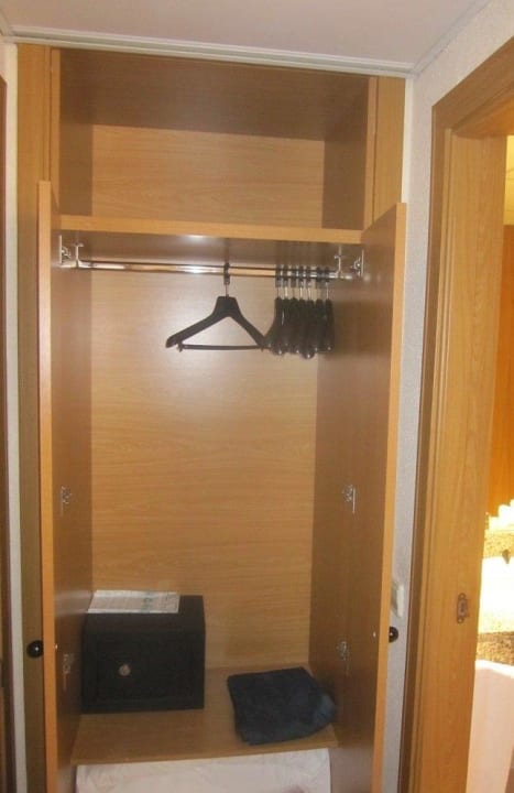 Der sehr sehr kleine Kleiderschrank für 2 Personen Valentin Reina Paguera