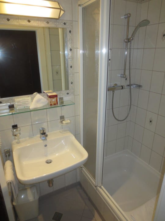 Badezimmer mit Dusche Hotel Erzherzog Rainer