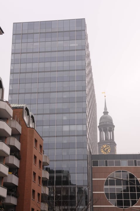 H.Lindner links und Michel Lindner Hotel Hamburg Am Michel, part of JdV by Hyatt