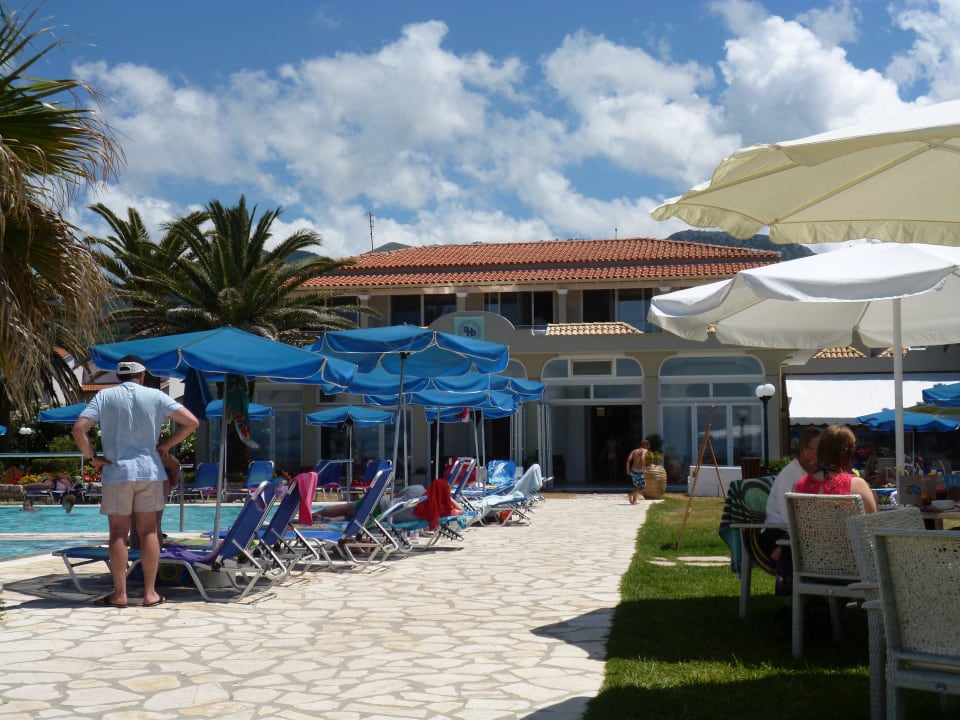 Blick vom Strand auf Haupthaus  Acharavi Beach Hotel