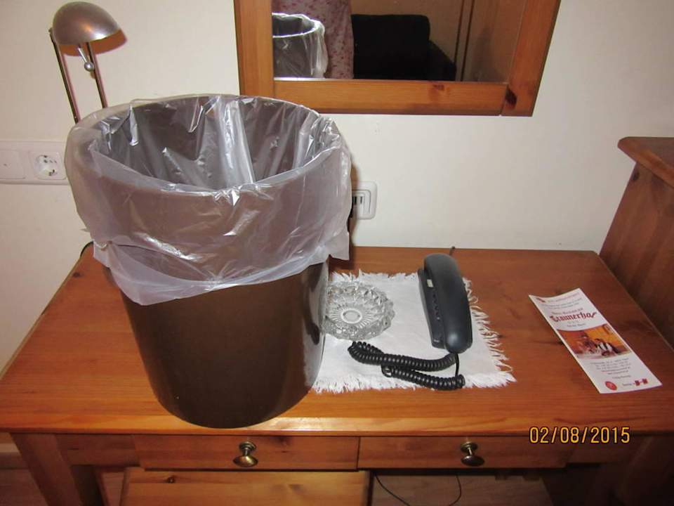 Papierkorb stand am Tisch Hotel Traunerhof