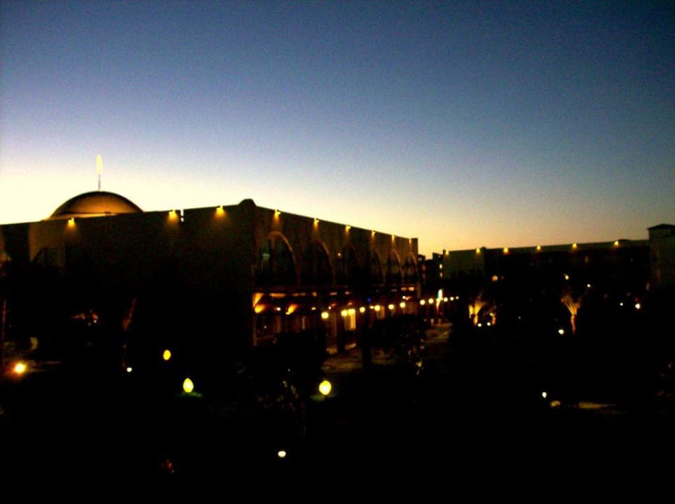 Hotel bei Nacht Desert Rose