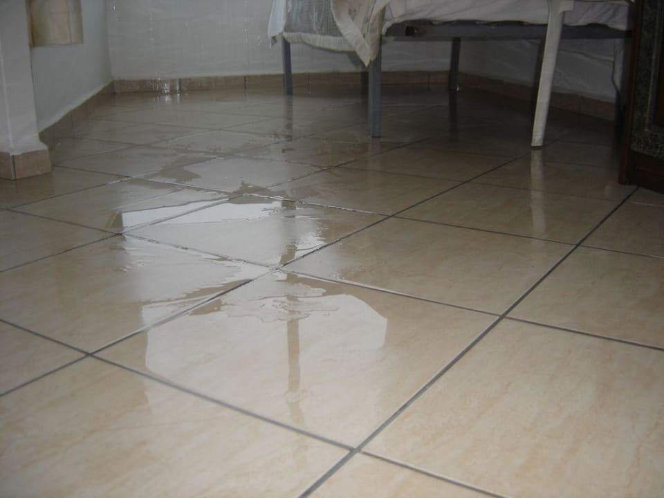 Regenwasser im Zimmer Monte Carlo Hotel