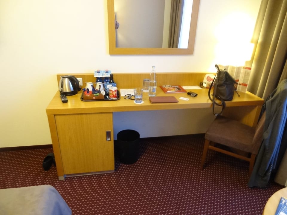 Schreibtisch mit Minibar und Wasserkocher Botanique Hotel Prague