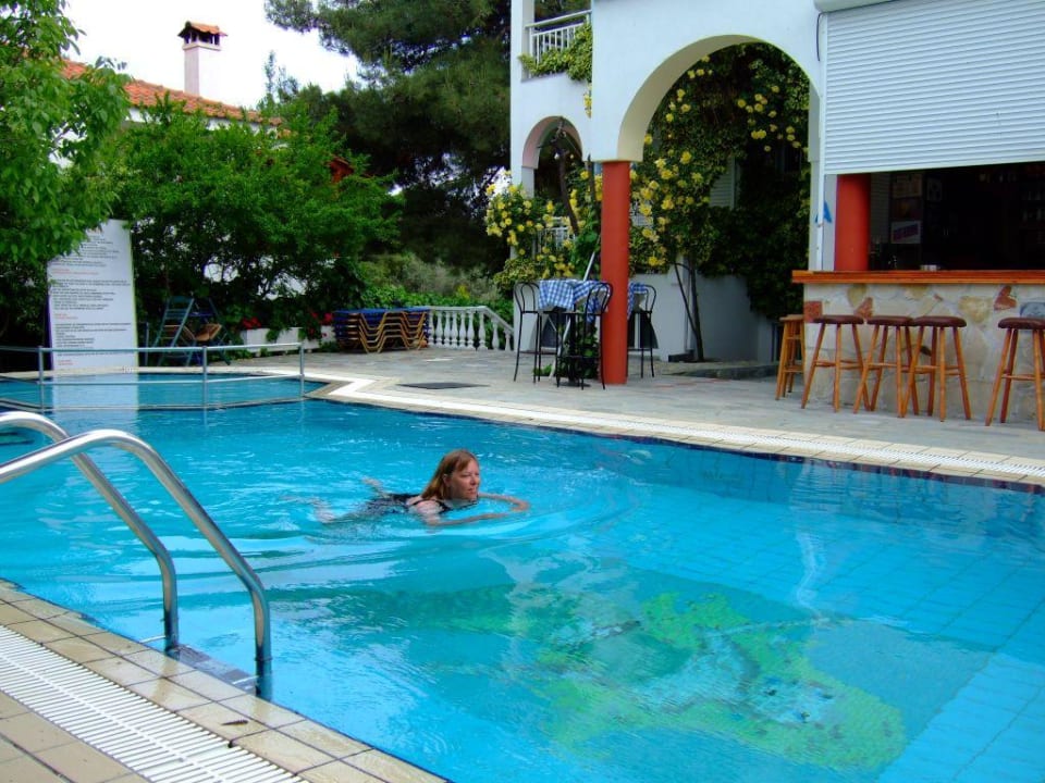 Saisoneröffnung im Pool Hotel Melissa Gold Coast