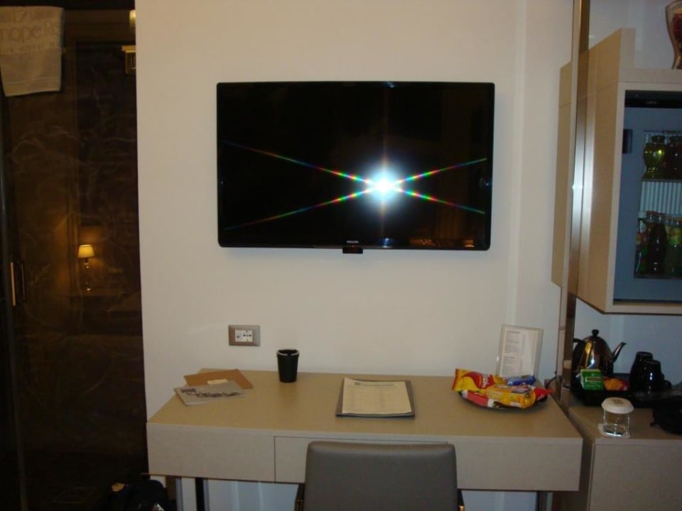 Schreibtisch und TV Hotel Partenope Relais