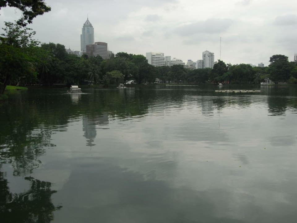 Park mit See mitten in Bangkok nähe Hotel Dusit Suites Hotel Ratchadamri, Bangkok