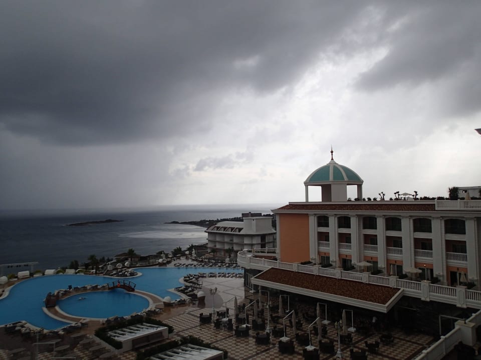 Blick auf Pool und Meer Litore Resort & Spa