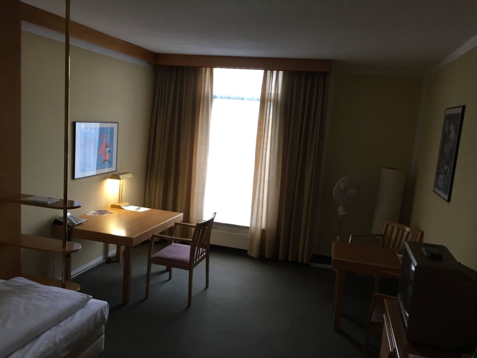 Fenster zur Strasse / Tankstelle => laut Best Western Parkhotel Brehna - Halle