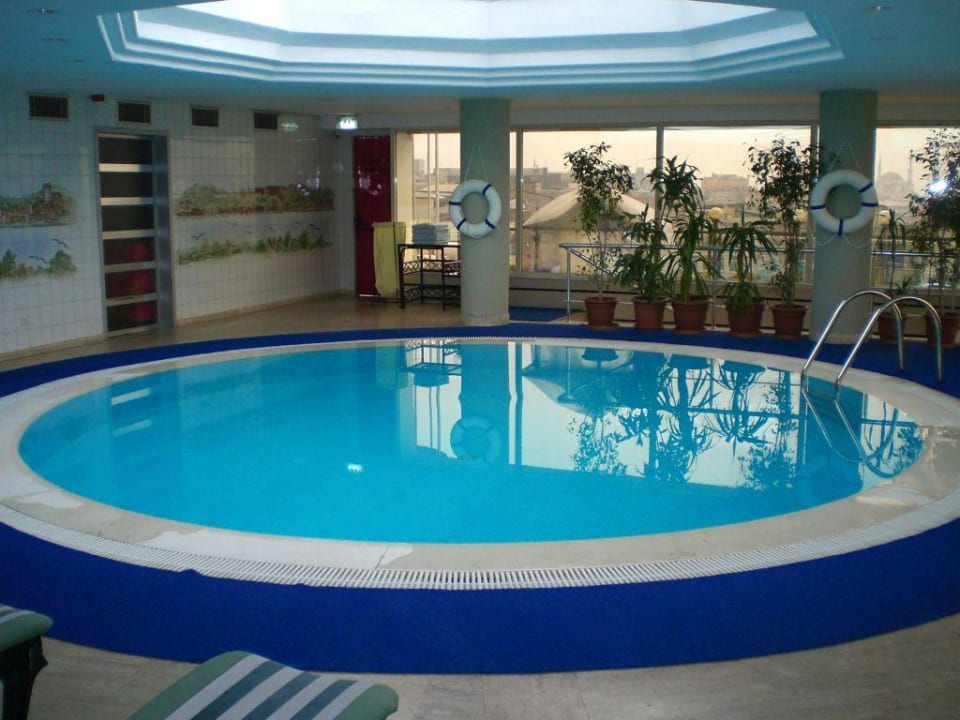 Dachpool mit Blick auf Sultan-Ahmet-Moschee Best Western Plus The President Hotel