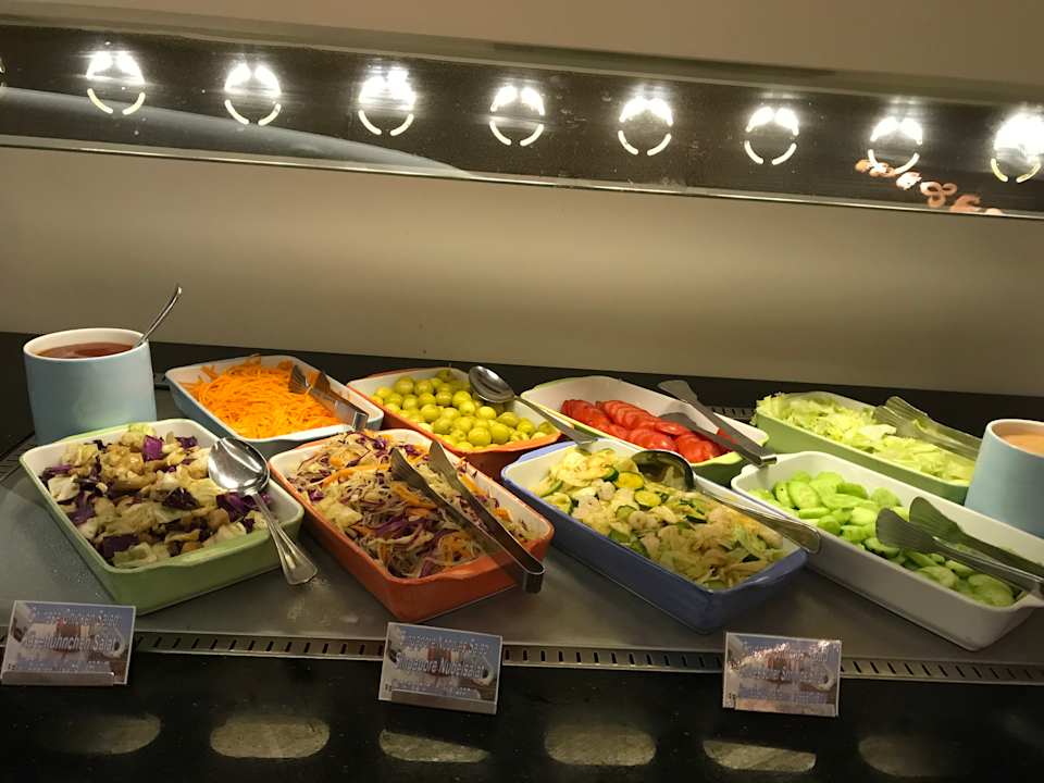 Salatbesteck mit leckeren Salaten im Hite Elefant Pickalbatros Royal Moderna Resort-Sharm El Sheikh