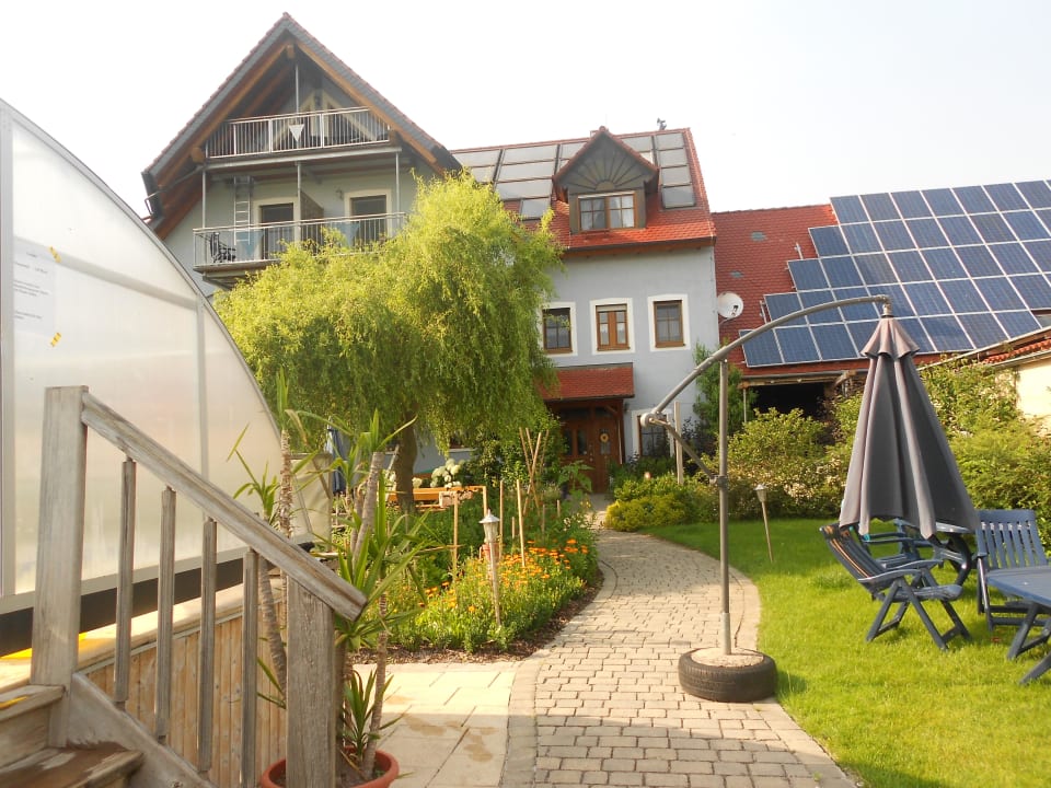 Schöner gepflegter Garten Gasthof Stadelmann