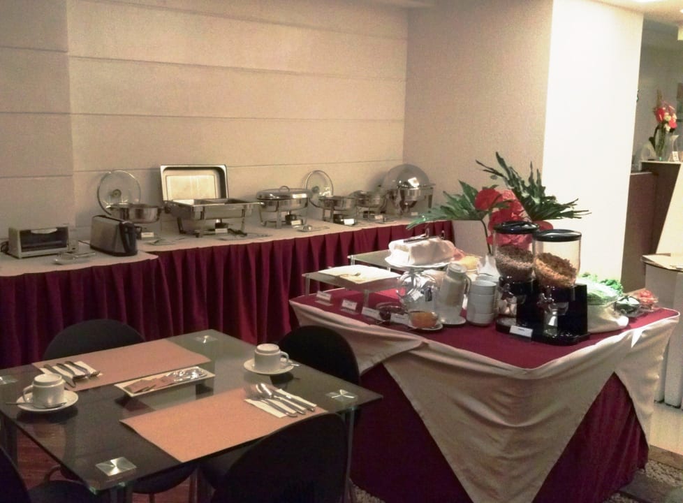 Bufet śniadaniowy Guijo Suites Makati