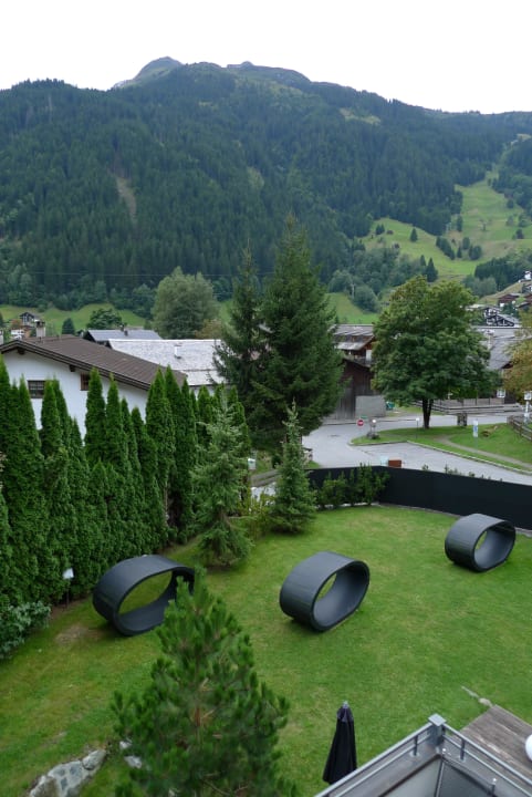 Blick in den Garten MONTAFON Lodge Hotel und SPA