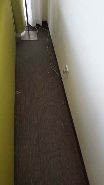 Hinter dem Sofa, Versteck u Toilette der Maus. Siebenquell® GesundZeitResort