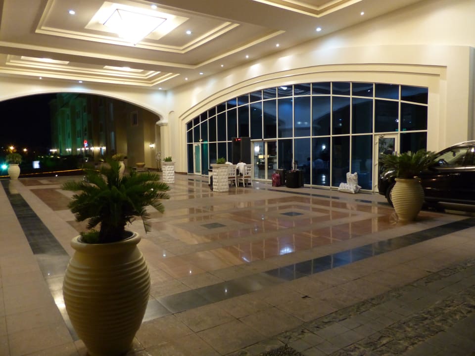 Vor dem Eingang Premier Le Reve Hotel & Spa