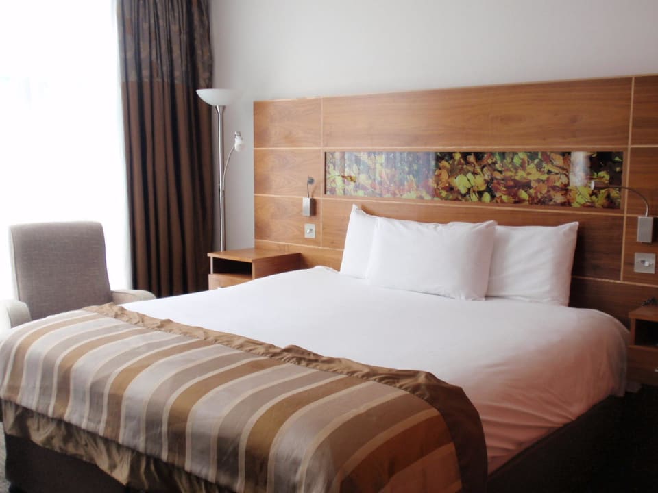 Blick zum Bett Crowne Plaza Dundalk