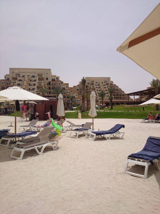 Liegen und Sonnenschirme Rixos Bab Al Bahr