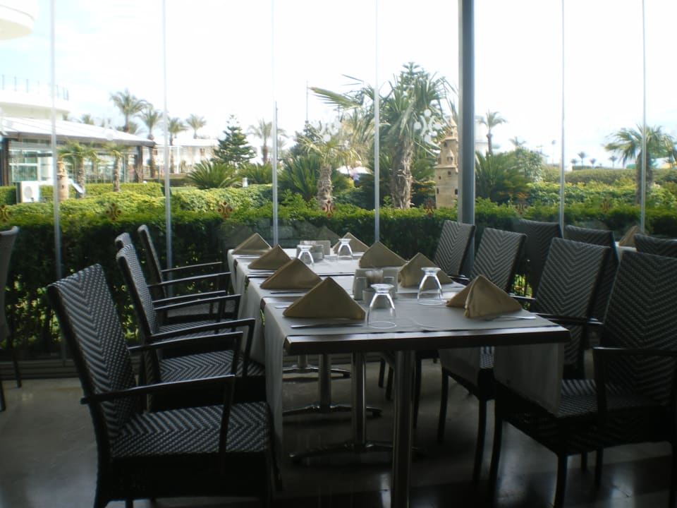 Blick aus dem Raucherbereich in den Garten  Hotel Miracle Resort