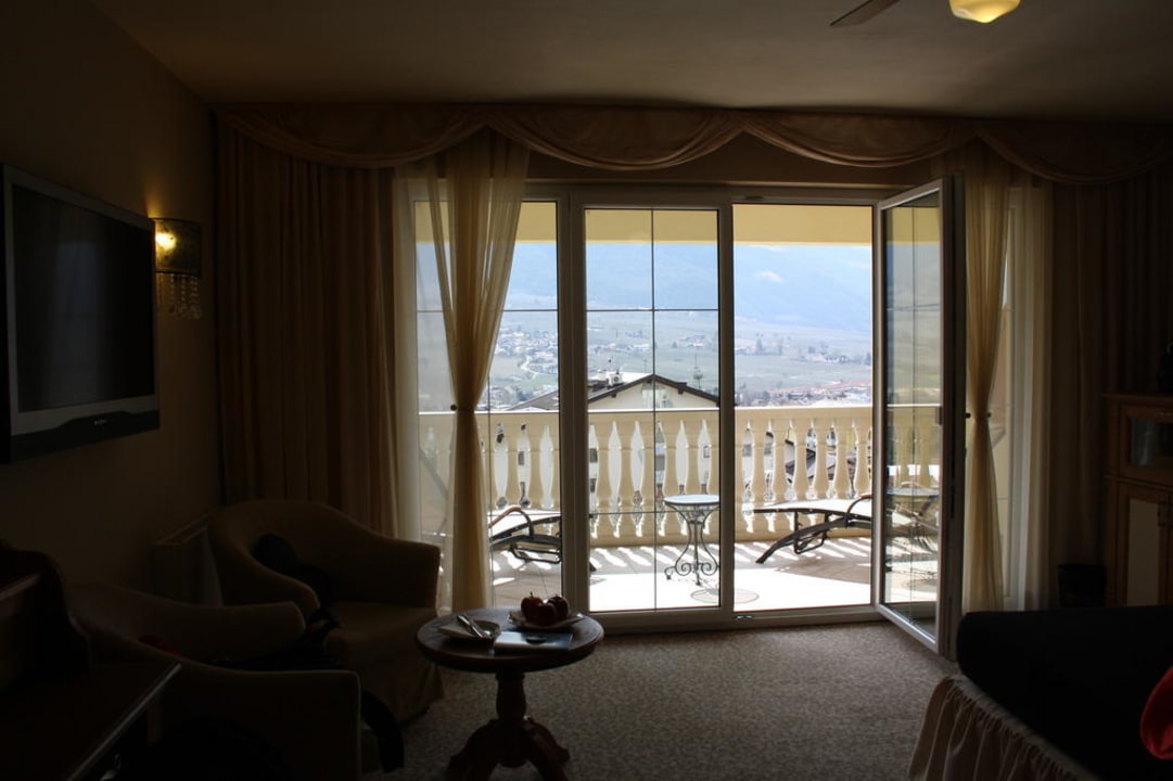 Blick vom Zimmer auf den Balkon Luxury DolceVita Resort Preidlhof - Adults Only
