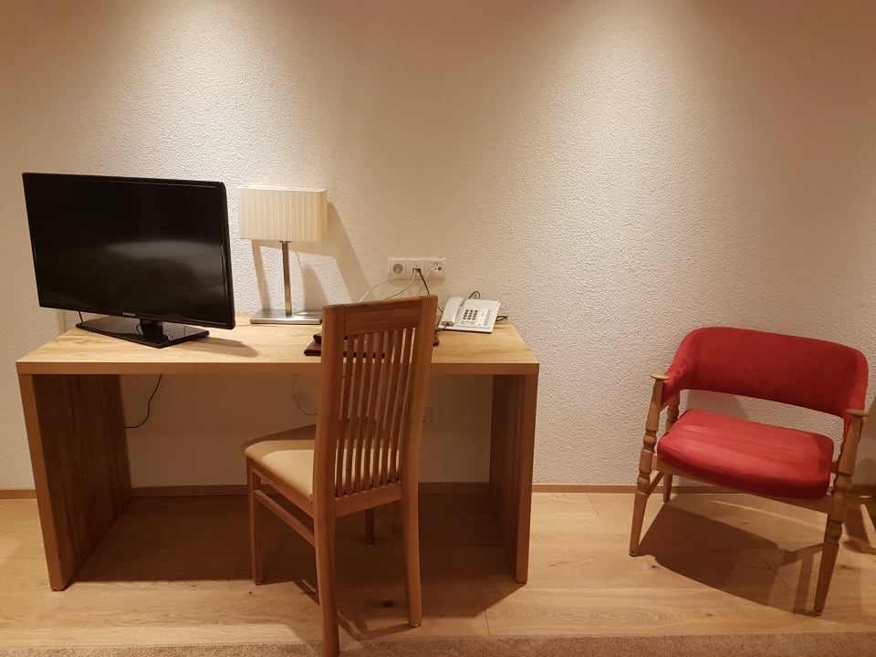 Schreibtisch, Fernseher, Telefon  Hotel Olympia