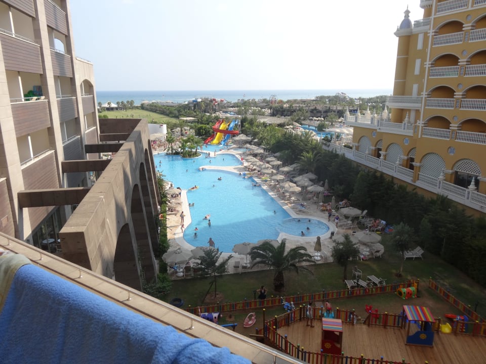 Blick auf Pool und Meer Melas Lara Hotel