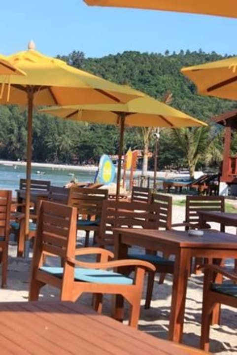 Tische an derStrandbar Pingchan Koh Phangan Beachfront Resort