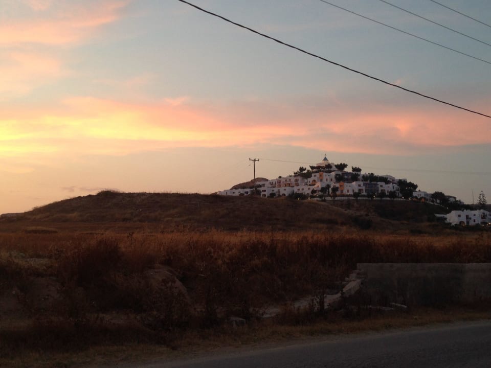 Im Abendrot vom Auto aus das Hotel Lagas Aegean Village