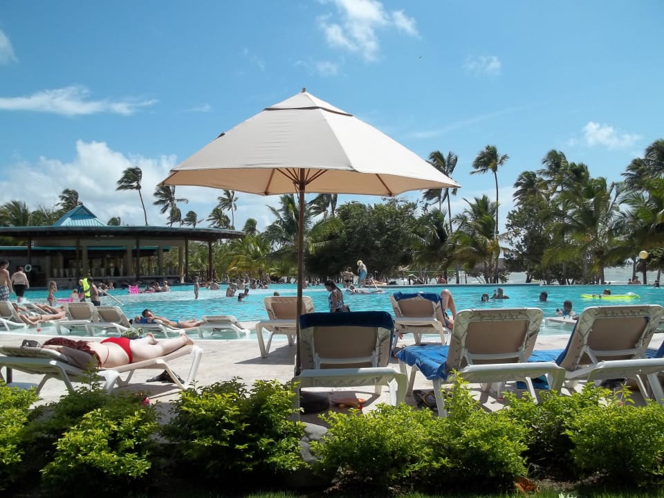 Blick zur Manatee-Swim-Up-Bar Dreams La Romana Resort & Spa