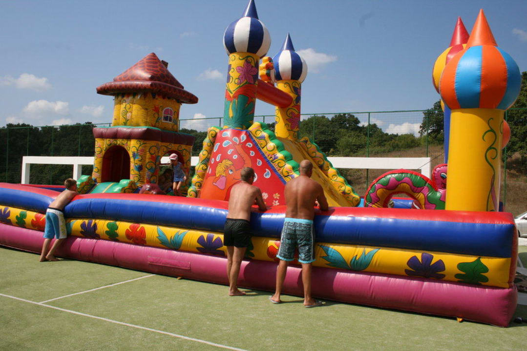 Hüpfburg am "Baddis freien Tag" Bella Vista Beach Club