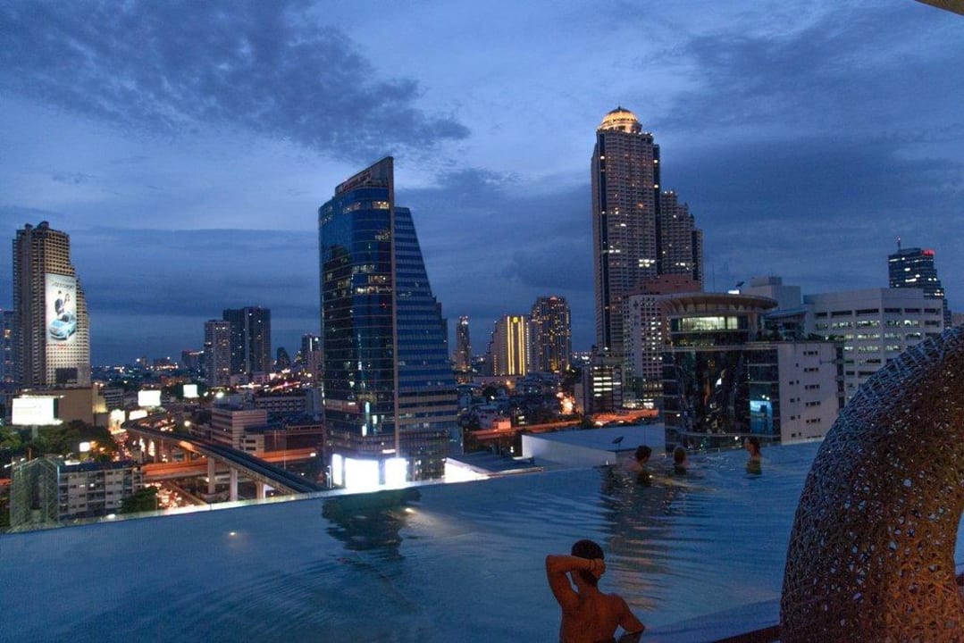Poolausblick am Abend Eastin Grand Hotel Sathorn