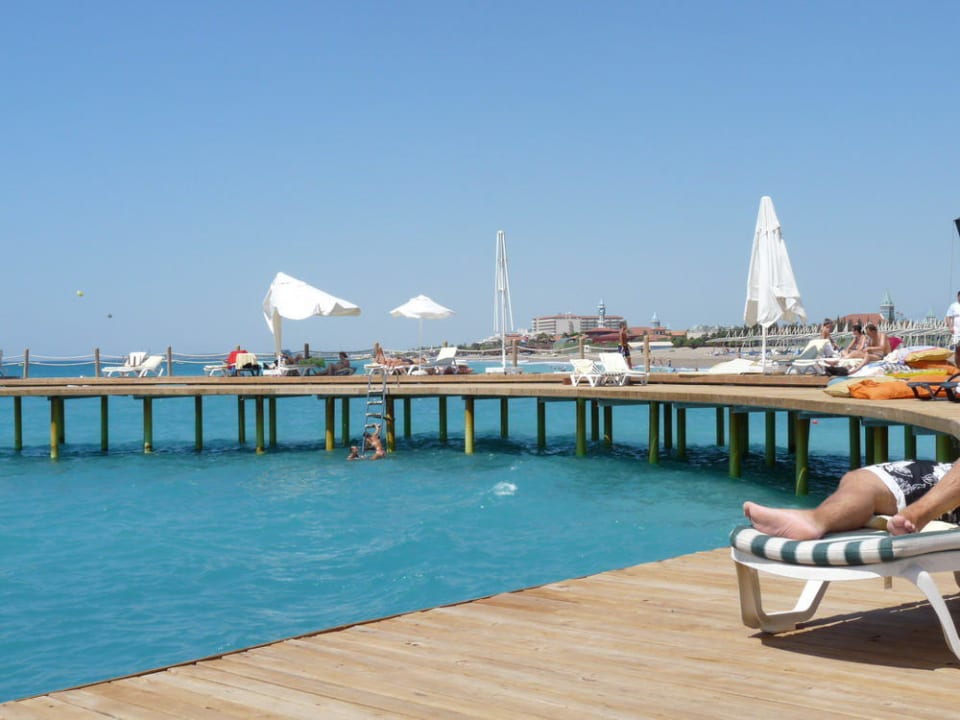 Defekte Schirme am Hotel-Steg Selectum Family Comfort Side