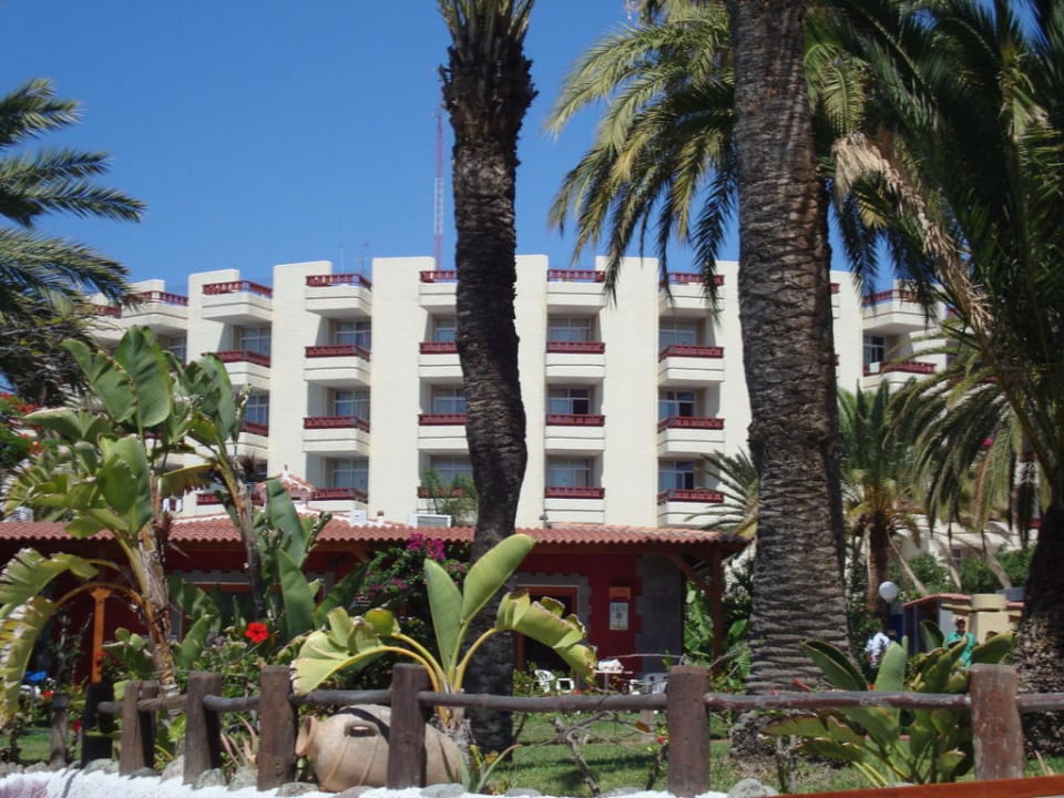 Blick vom Pool zum Hotel Rondo HL Miraflor Suites Hotel