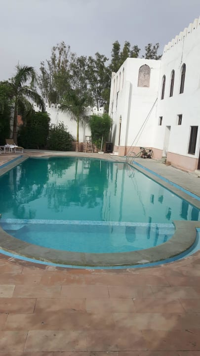 Noch ist es ruhig am Pool Hotel Surya Vilas Palace