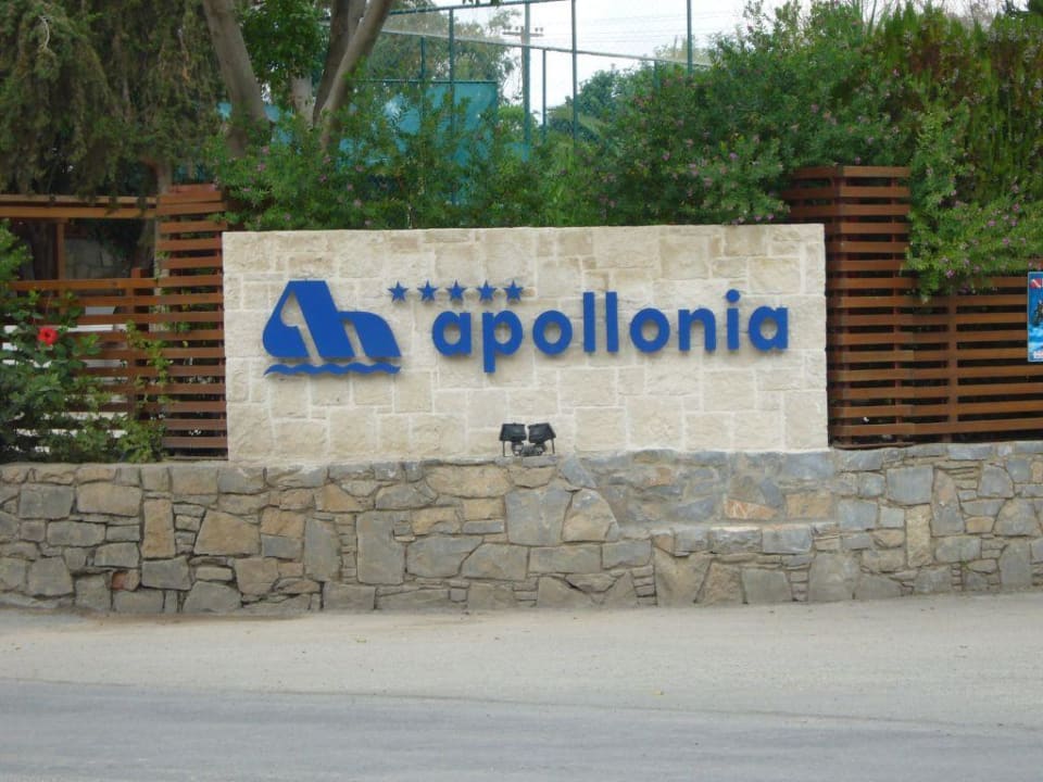 Vor dem Hotel Apollonia Beach Resort & Spa