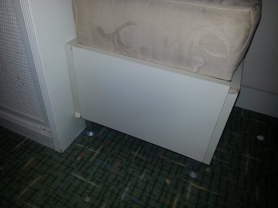 Obdarty fotelik przy szafce Dg Hotels Rose Resort