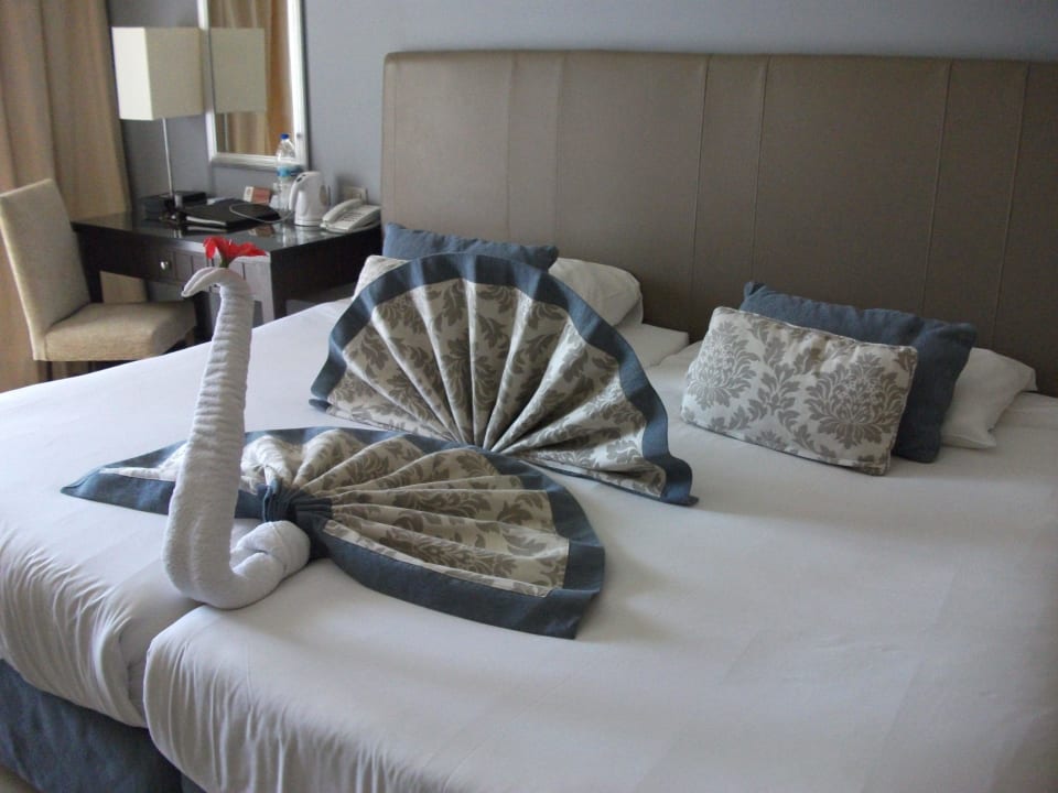 Jeden Tag ein anderes Motiv auf dem Bett JAZ Aquamarine Resort