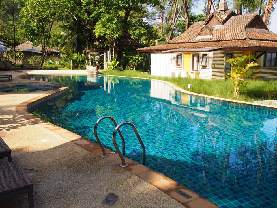 Jeden z basenów Moracea by Khao Lak Resort