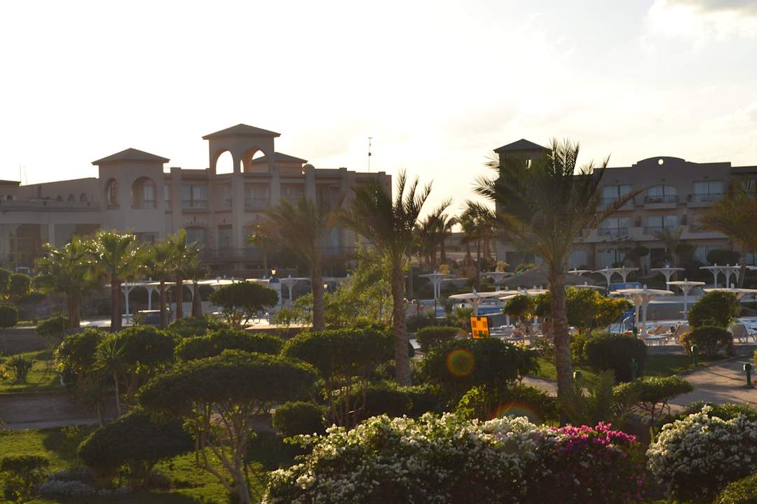 Территория отеля Pensée Royal Garden Beach Resort