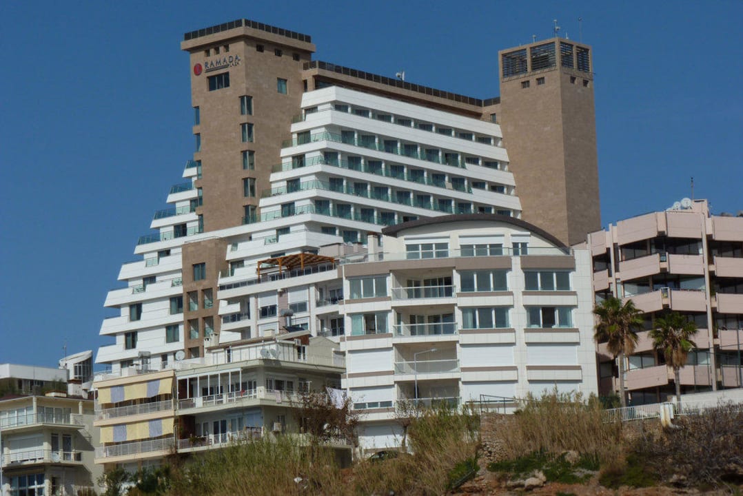 Blick aufs Hotel vom Meer aus Ramada Plaza by Wyndham Antalya