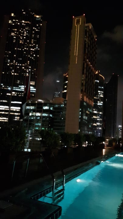 Ausblick vom Pool abends Rose Rayhaan by Rotana